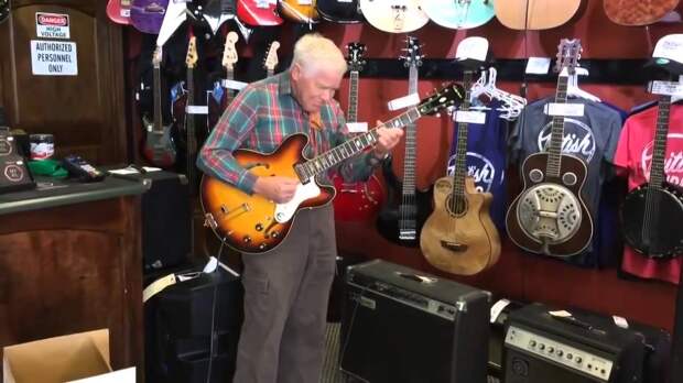 Картинки по запросу 81 летний дедушка проверяет гитару перед покупкой