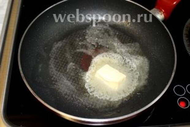 На сковороде растопить сливочное масло.