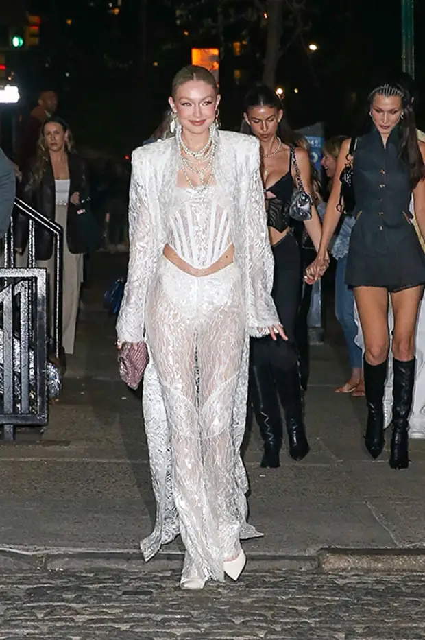 Джиджи Хадид и Белла Хадид (на заднем плане)