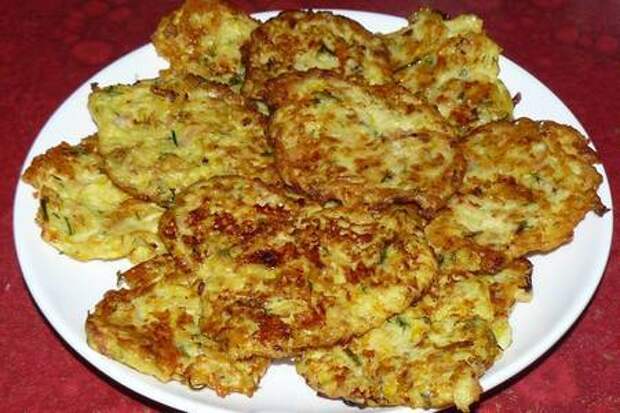 Фото к рецепту: Оладьи из кабачков с сыром и ветчиной