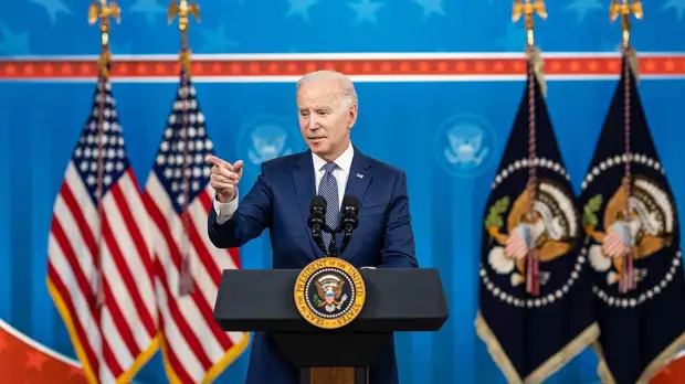 Reuters: Байден запретит связанным с Россией судам заходить в порты США