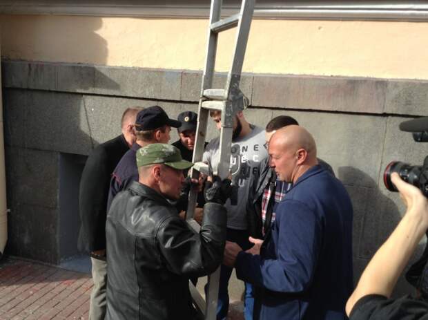 Группа неизвестных лиц вступила в перебранку с пикетчиками Группа неизвестных лиц вступила в перебранку с пикетчиками