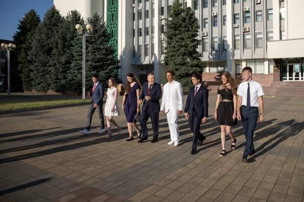 Глава Адыгеи встретился со стобалльниками в преддверии выпускного бала