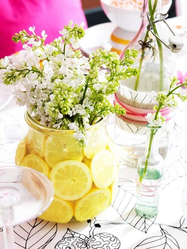 Простой, но в тоже время очень яркий вариант оформления вазы при помощи лимонного декора, что станет просто находкой.