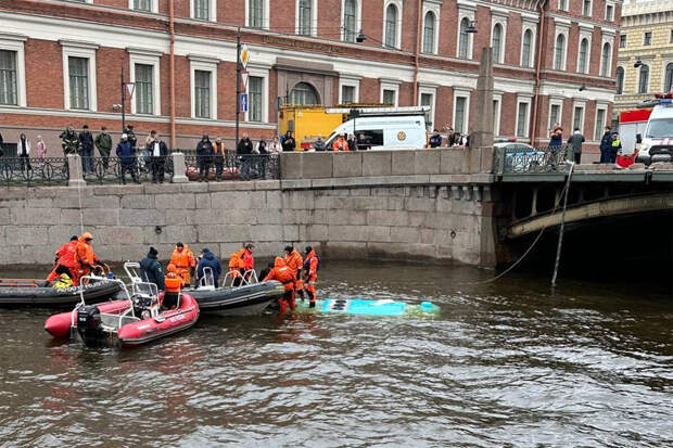 ТАСС: один человек погиб после падения автобуса в реку Мойку в Санкт-Петербурге