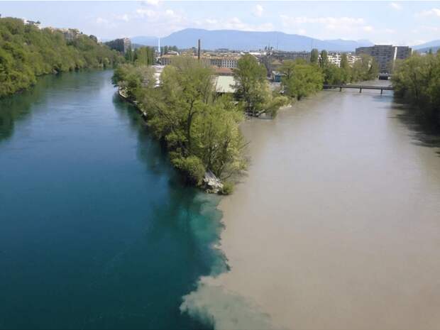 Две очень разных реки сливаются воедино недалеко от Женевы