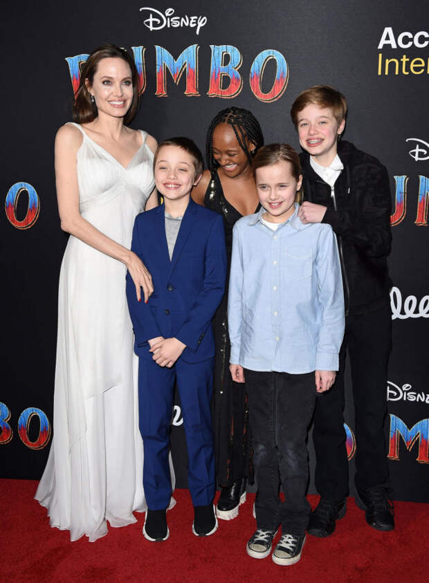 Анджелина Джоли с детьми Ноксом, Вивьен, Захарой и Шайло 