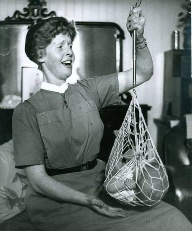 Медсестра взвешивает младенца в шотландской деревушке. Шотландия, 1959 год.