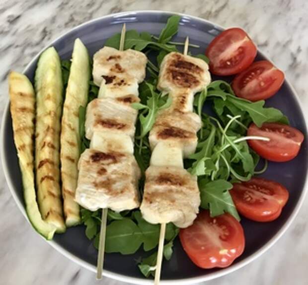 Фото к рецепту: Шашлычки куриные с сыром халуми Фото к рецепту: Шашлычки куриные с сыром халуми