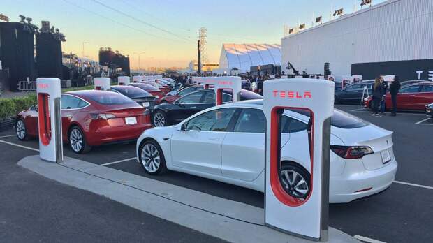 Владелец Tesla Model 3 провел ночь на заправке из-за неисправности авто