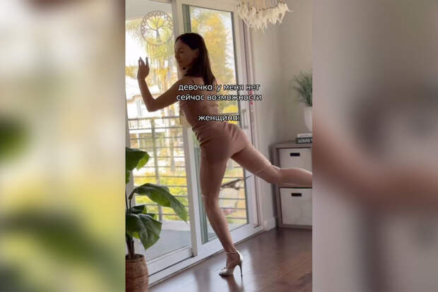 Певица Саша Зверева записала видео с домашней тренировки в откровенном наряде