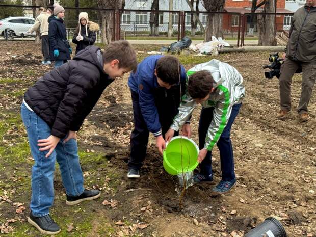 Школьники Адыгеи почтили память женщин-участниц СВО посадкой деревьев