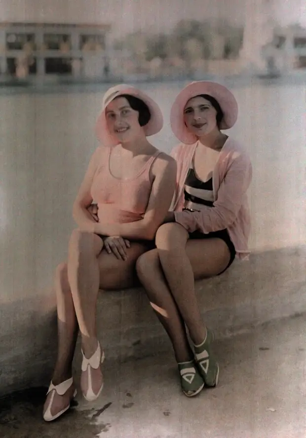 Девушки в купальниках, Бухарест, Румыния, 1930. Автохром, фотограф Вильгельм Тобьен