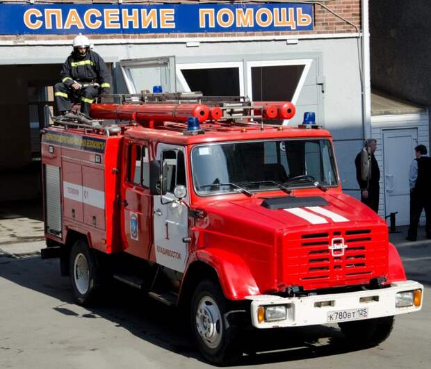 Огнеборцы ликвидировали возгорание двух автомобилей в Приморье