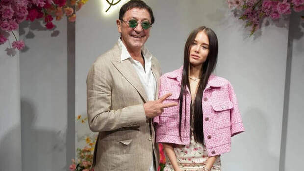 Молодая невеста Лепса показала осиную талию в купальнике — певцу повезло