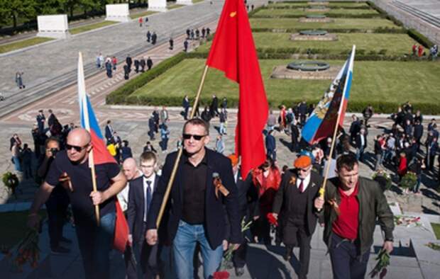 Посольство России потребовало отменить запрет на символику Дня Победы в Германии