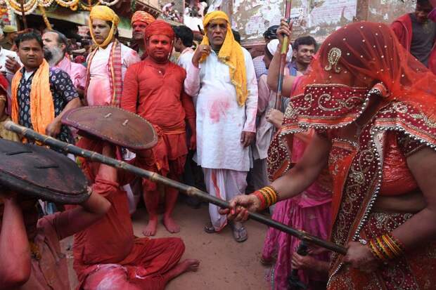 Красочный фестиваль Lathmar Holi в Индии