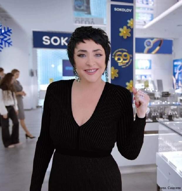 Лолита Милявская снова вышла на сцену в «голом» комбинезоне