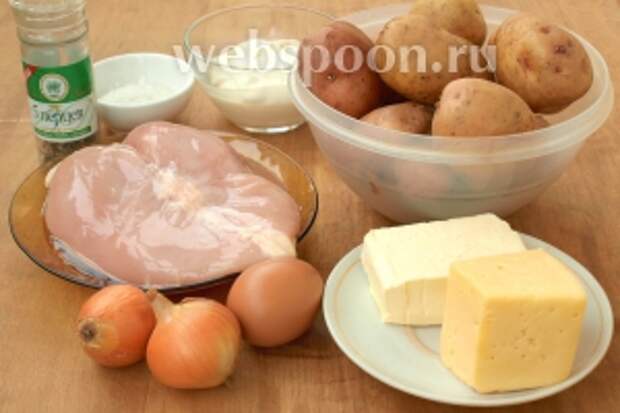 Для приготовления запеканки нам понадобится картофель, куриное филе, лук, яйцо, сливочное масло, твёрдый сыр, сметана, соль и перец.