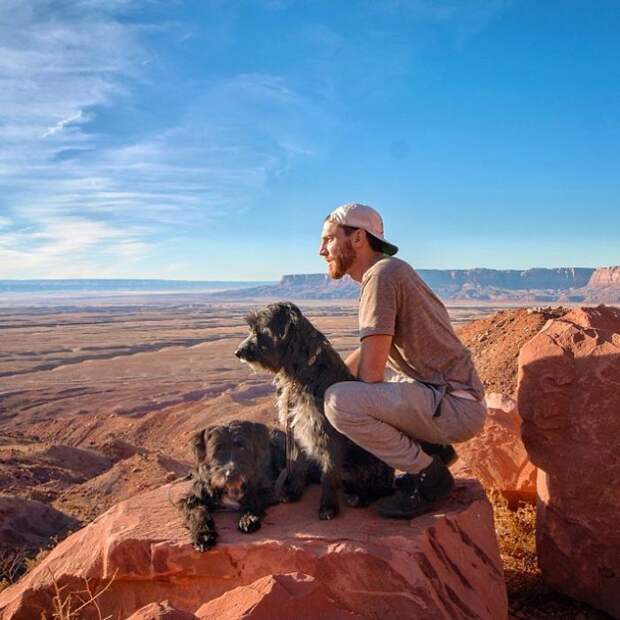 Мужчина нашел двух брошенных щенков в пустыне и теперь они объехали с ним половину США