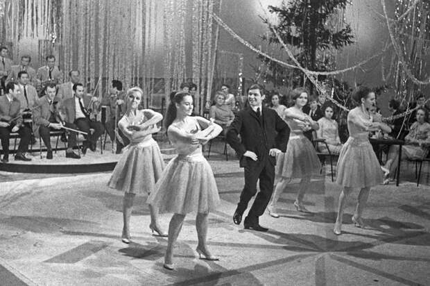 Эдуард Хиль и танцевальный ансамбль "Алые паруса" в 1970 году СССР, голубой огонек, ностальгия, старый новый год, эстрада