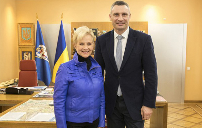 Вдова Маккейна прибыла на Украину