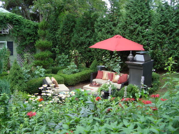 красивые уголки сада - открытое патио под зонтом