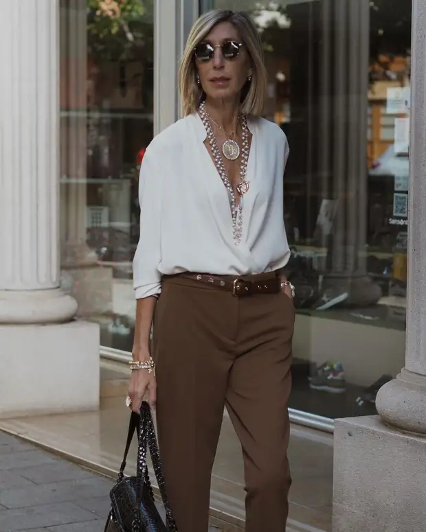 5 моделей блузок, которые лучше всего подходят для женщин старше 50 лет