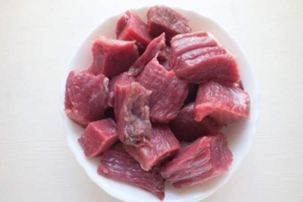 Очистите мясо от плёнок и лишнего жира. Нарежьте мясо крупными кусками, по 3-4 куска на порцию. Используйте для приготовления любую часть туши по желанию, например, мякоть с ноги или лопатки.