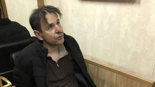 Появилось видео задержания мужчины, напавшего с ножом на ведущую "Эха Москвы" Фельгенгауэр