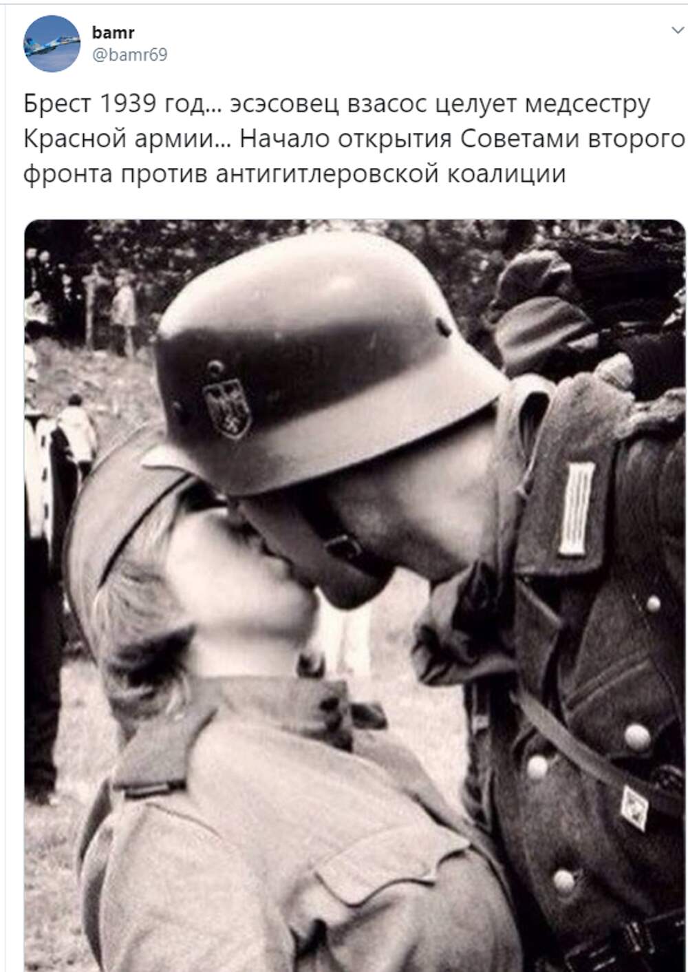 Ненавидевший фашистов. Немецкий солдат целует девушку. Немецкий солдат и русская девушка. Немцы и русские девушки. Поцелуй фашиста.