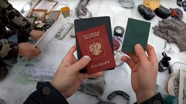 Увидела на сайте популярной интернет барахолки паспорта Андропова и Горбачева. Стало интересно, сколько стоят такие документы