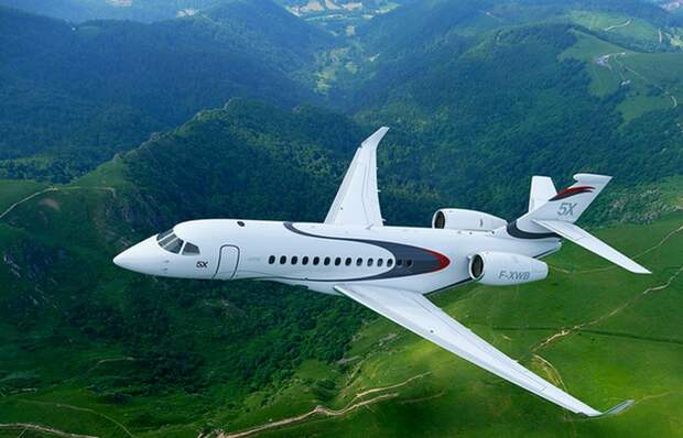 Частный самолет Dassault Falcon 5X.