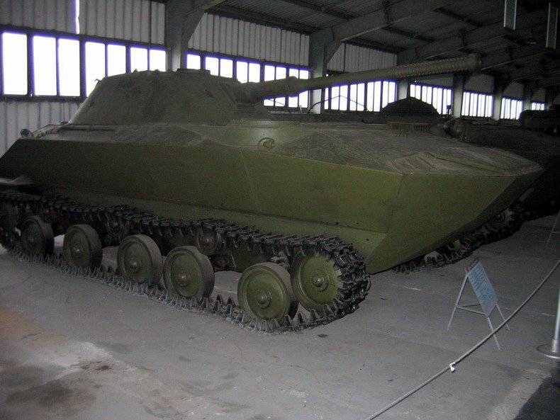 Опытный плавающий танк К-90