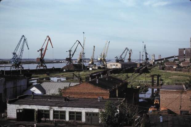 Речной порт на Иртыше в Ханты-Мансийске. СССР, Омск, 1979 год. 