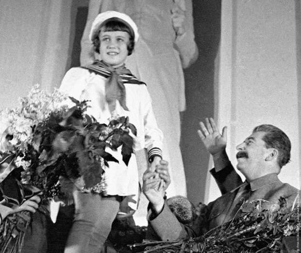 И весело, и страшно. Товарища Сталина приветствуют юные пионерки, 1935 история, события, фото
