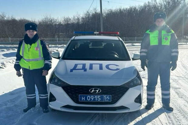 Полицейские спасли семью в замерзающем на трассе «Мерседесе»