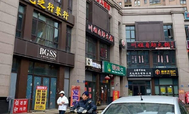 Идем по улице подделок в Китае: что продают за вывесками Appla, Bgss и Abibas