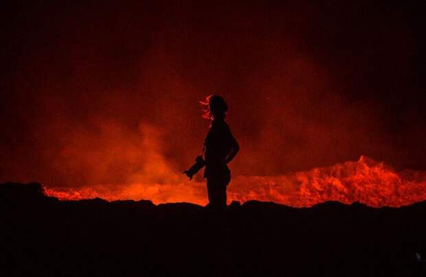 Турист возле кратера Эрта-Але. Фото: Эрик Лаффордже (Eric Lafforgue: Getty) безжизненное место, вулканы, интересное, фотографии
