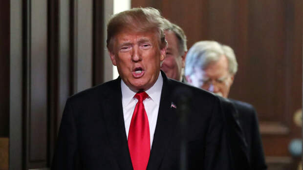 Болтон назвал загадкой отношение Трампа к Путину
