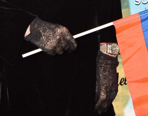 Юлия Началова спрятала руки под кружевными перчатками. Фото: пресс-служба pre-party конкурса "Детское Евровидение-2016".