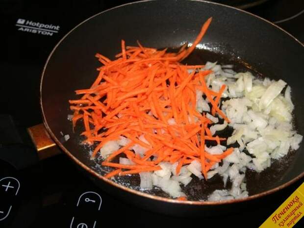 6) На сковородку с разогретым сливочным маслом добавляем 2-3 столовые ложки растительного масла. Выкладываем на сковороду с маслом нарезанный репчатый лук и морковь.
