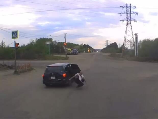 Мужчина в Иркутской области на полном ходу вышел из автомобиля