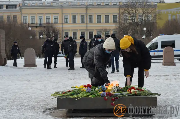 Петербурженки почтили борцов за мир у Вечного огня. И приобщили к этому полицейских