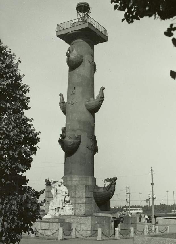 1969. Ростральные колонны