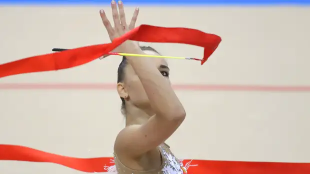 Дина Аверина заняла второе место в упражнениях с лентой на ЧМ, Арина Аверина стала третьей