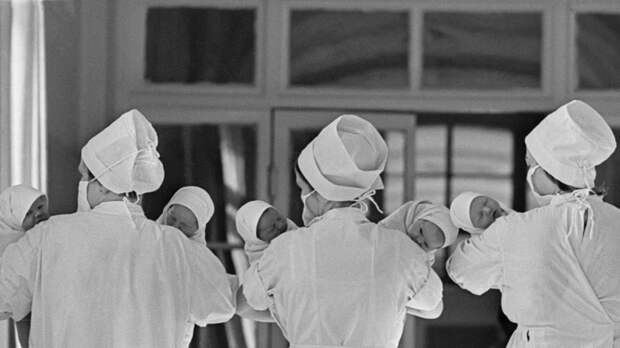 Две семьи требуют от властей ₽30 млн из-за подмены их детей в роддоме в СССР