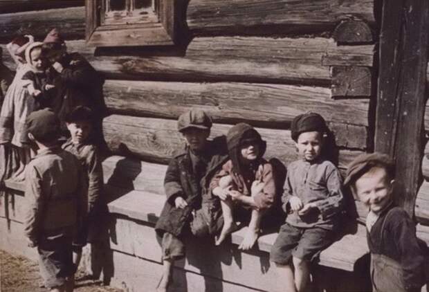 Деревенские дети. 1942 год. Калужская область. Деревенские дети. 1942 год. Калужская область.