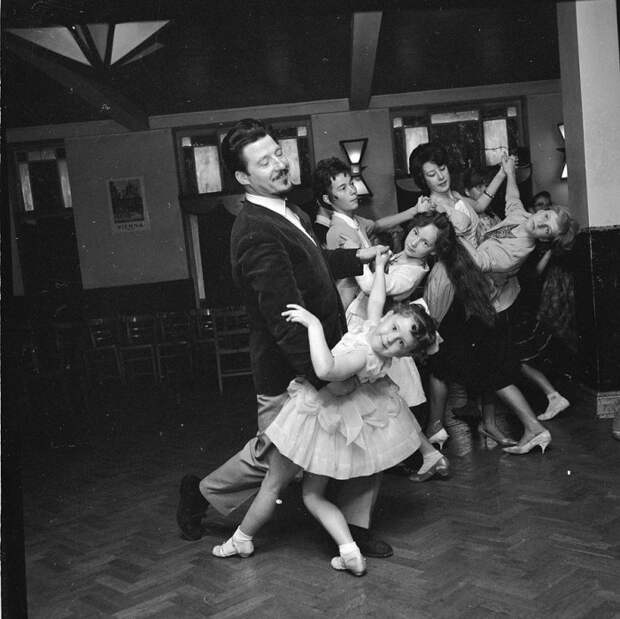 Пятилетняя Кэрол-Линн Роулинс танцует со своим учителем Джоном Митчеллом, 1963 год.