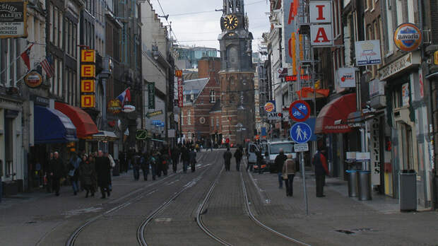 Оживленная улица ведет к башне Монетного двора. Амстердам - РИА Новости, 1920, 27.11.2021
